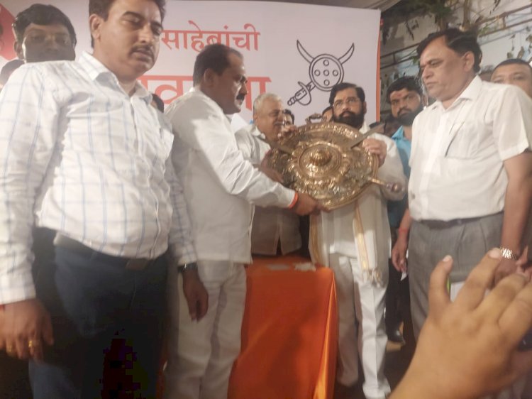 *संपर्क प्रमुख महेशनाना साठे यांचेकडून ढाल तलवार मुख्यमंत्र्यांकडे समर्पित***