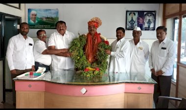 *चेअरमन कल्याणराव काळे यांचा सत्कार*   *साखर संघाच्या संचालकपदी निवड झालेबद्दल नागेशदादा फाटे यांच्या वतीने सत्कार*