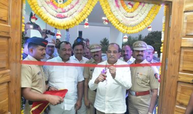 *प्रशासकीय अधिकाऱ्यांनी सकारात्मक बदल स्वीकारून काम करावे - पालकमंत्री राधाकृष्ण विखे पाटील* *मंगळवेढा उपविभागीय पोलीस अधिकारी कार्यालयाच्या इमारतीचे उदघाटन*