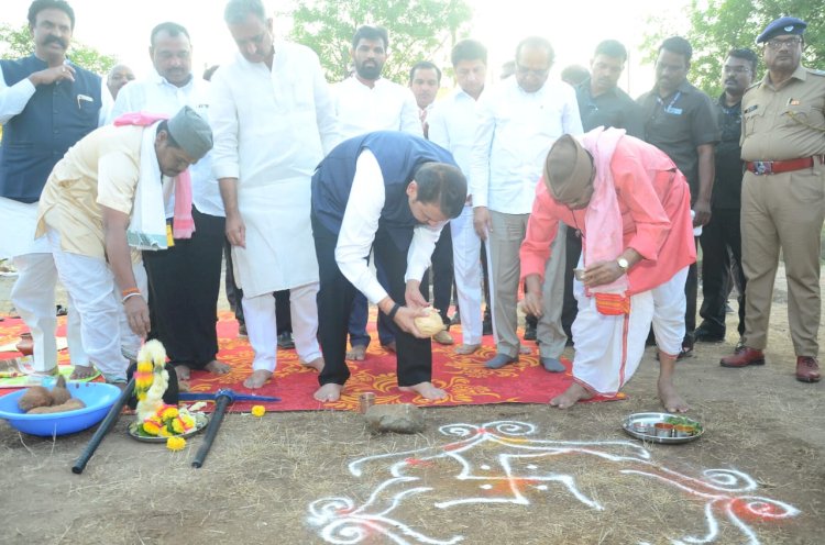 *उपमुख्यमंत्री देवेंद्र फडणवीस यांच्या हस्ते कोर्टी ते वाखरी रस्त्याचे भूमिपूजन*