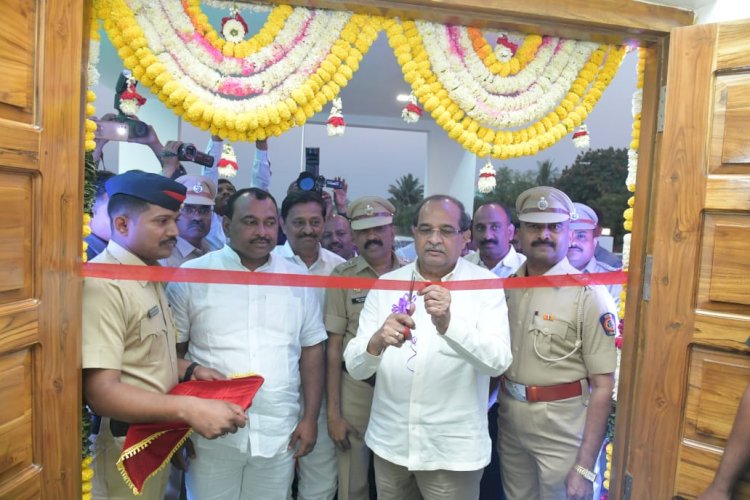 *प्रशासकीय अधिकाऱ्यांनी सकारात्मक बदल स्वीकारून काम करावे - पालकमंत्री राधाकृष्ण विखे पाटील* *मंगळवेढा उपविभागीय पोलीस अधिकारी कार्यालयाच्या इमारतीचे उदघाटन*