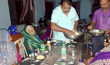 *राष्ट्रीय नेते खा. शरदचंद्र पवार यांच्या वाढदिवसानिमित्त मिष्टान्न भोजन*  *गोपाळपूर येथील वृद्धाश्रमात असलेल्या वृध्द माता पित्याना दिले भोजन*  *राष्ट्रवादी काँग्रेस पार्टी उद्योग व व्यापार विभागाच्या वतीने स्थुत्य उपक्रम*