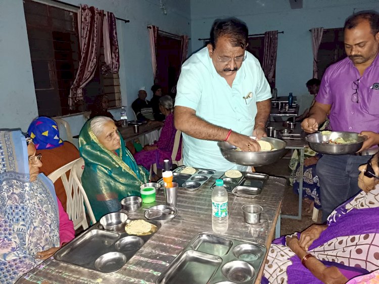 *राष्ट्रीय नेते खा. शरदचंद्र पवार यांच्या वाढदिवसानिमित्त मिष्टान्न भोजन*  *गोपाळपूर येथील वृद्धाश्रमात असलेल्या वृध्द माता पित्याना दिले भोजन*  *राष्ट्रवादी काँग्रेस पार्टी उद्योग व व्यापार विभागाच्या वतीने स्थुत्य उपक्रम*