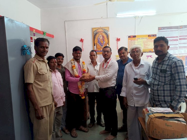 *करकंब येथील पोस्ट ऑफिस मध्ये नूतन सब पोस्ट मास्तर यांचे केले स्वागत.*
