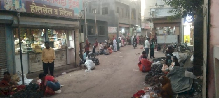 *मकर संक्रांतीच्या सणासाठी महिलांची लगबग.....!!*  *करकंब बाजारपेठेत मंदीचे सावट...*