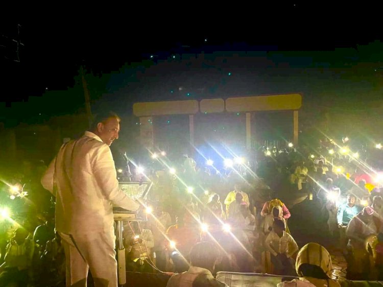 *फिटे अंधाराचे जाळे.. झाले मोकळे आकाश.. बार्डी च्या रानावनातून वाहे एक प्रकाश.....!!*  *प्रशांत परिचारकांचे भाषण... अचानक वीज गेली... मग कार्यकर्ते ....ग्रामस्थांनी मोबाईल बॅटरीवर दिला प्रकाश.......!!*