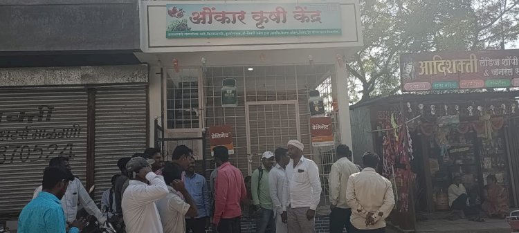 *करकंब येथील ओंकार कृषी केंद्र चालकासह मुलावर चोरीचा गुन्हा दाखल*