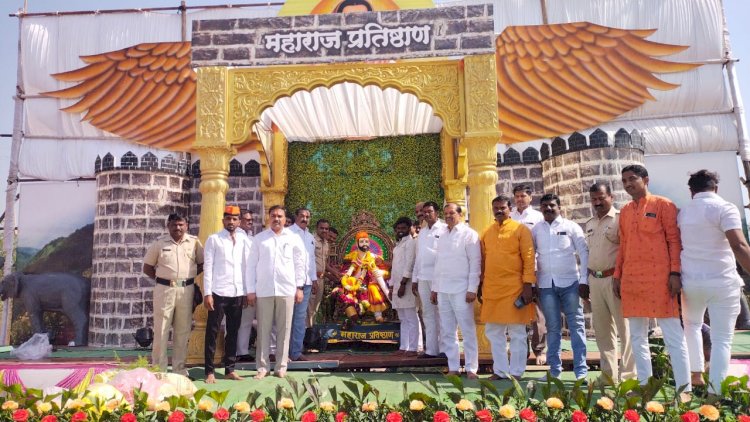 *टेंभुर्णी येथे महाराज प्रतिष्ठान च्या वतीने शिवजयंती उत्साहात साजरी......!*   *छत्रपती शिवाजी महाराज यांना मान्यवरांच्या उपस्थितीत अभिवादन.*