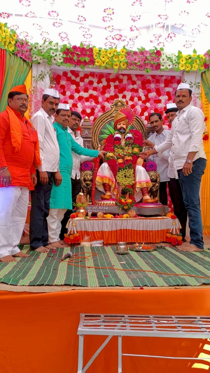 *करकंब येथे शिवजयंती उत्साहात साजरी.*   *मिरवणुकीच्या खर्चाला फाटा देत .. थोरली वेस् येथील छत्रपती श्रीमंत राजे मध्यवर्ती ,  मंडळाचा वेगळा आदर्श.....!*