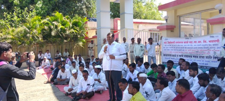 * बंडाची गुडी उभारल्याने बिनविरोधची आशा मावळली*  *ॲड दिपक पवार यांच्या नेतृत्वाखाली सहकार शिरोमणी कारखाना गेटसमोर झाले सभासदांचे बोंबाबोंब आंदोलन*