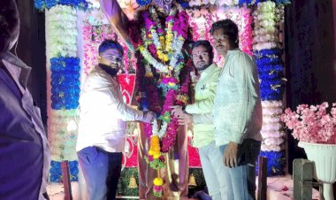 *करकंब येथे  भारतरत्न डॉ. बाबासाहेब आंबेडकर यांना संभाजी ब्रिगेड व मनसेच्या वतीने विनम्र अभिवादन.....!*