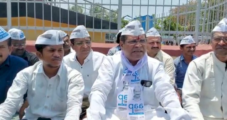 *आम आदमी पार्टीच्या वतीने महात्मा गांधीच्या पुतळ्यासमोर सत्यागृह आंदोलन*   *जिल्ह्यातील कार्यकर्त्यांकडून सोलापूर रेल्वे स्टेशन जवळ केंद्र सरकारचा केला निषेध*