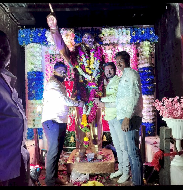 *करकंब येथे  भारतरत्न डॉ. बाबासाहेब आंबेडकर यांना संभाजी ब्रिगेड व मनसेच्या वतीने विनम्र अभिवादन.....!*