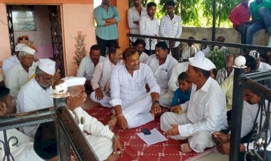 *युवा नेते समाधान काळे यांचा घोंगडी बैठकीतून प्रचार*  *स्वतंत्र प्रचारातून आणि विरोधकांच्या अफवा याबाबत सभासदांची समजूत काढण्याचा प्रयत्न*