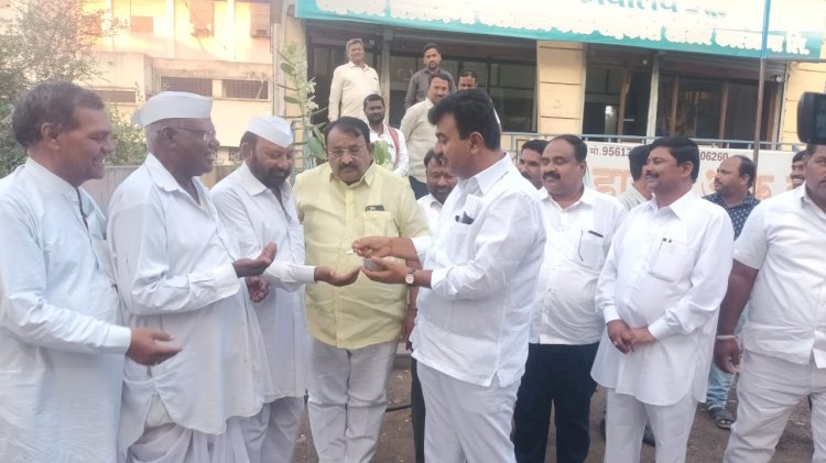 *राष्ट्रवादी काँग्रेसचे राष्ट्रीय अध्यक्षपदी खा.शरद पवार पुन्हा..!*   *राष्ट्रवादीचे नेते कल्याणराव काळे यांच्या नेतृत्वाखाली  आनंदोत्सव साजरा...*