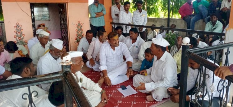 *युवा नेते समाधान काळे यांचा घोंगडी बैठकीतून प्रचार*  *स्वतंत्र प्रचारातून आणि विरोधकांच्या अफवा याबाबत सभासदांची समजूत काढण्याचा प्रयत्न*