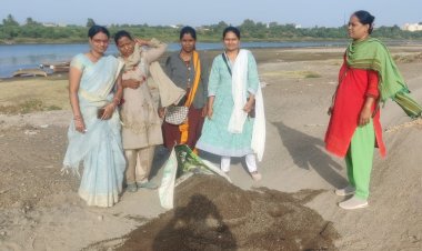 *पंढरीत अवैध वाळू उपशावर महिला तलाठी पथकाची कारवाई*    *30 पोती वाळू साठा पकडून नदीत टाकला तर दोन दुचाकी जप्त*