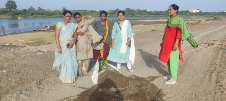 *पंढरीत अवैध वाळू उपशावर महिला तलाठी पथकाची कारवाई*    *30 पोती वाळू साठा पकडून नदीत टाकला तर दोन दुचाकी जप्त*