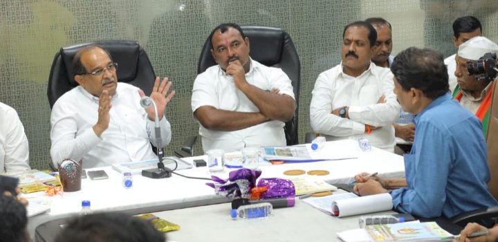 *आषाढी वारीतील सेवा सुविधांबाबत पालकमंत्र्यांनी घेतला आढावा*  *शासकीय महापुजा कालावधीत मुखदर्शन सुरू ठेवावे*                          *पालकमंत्री राधाकृष्ण विखे-पाटील यांच्या सूचना* 