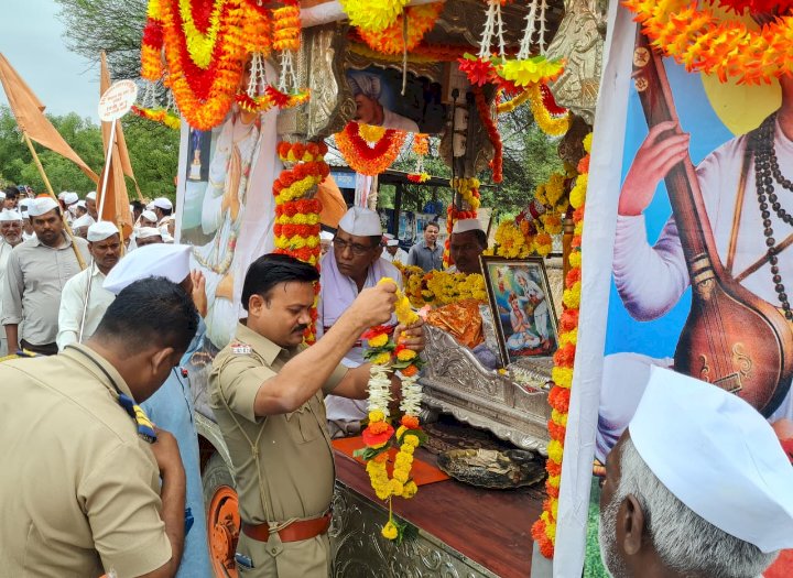*करकंब येथे संत पालखीचे पोलीस प्रशासनाच्या वतीने स्वागत....!*  *संत निळोबाराय पालखीचे करकंब मध्येआगमन.