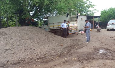 *अवैध वाळू साठ्यावर महसूल प्रशासनाची कारवाईचे धाड सत्र सुरूच* *10 ब्रास वाळू साठा, 4 लाख 57 हजारांचा मुद्देमाल जप्त