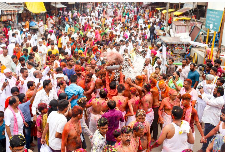 *पंढरीत महाव्दार काला उत्साहात संपन्न*  *हजारो भाविकांकडून लाह्या व बुक्याची उधळण*