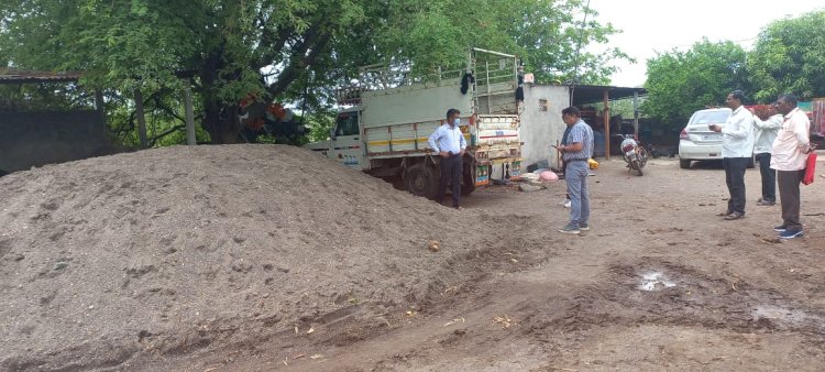 *अवैध वाळू साठ्यावर महसूल प्रशासनाची कारवाईचे धाड सत्र सुरूच* *10 ब्रास वाळू साठा, 4 लाख 57 हजारांचा मुद्देमाल जप्त