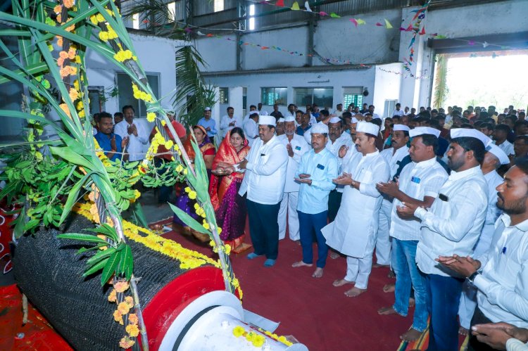 *सांगोला धाराशिवचे मिल रोलर पूजन संपन्न*   *चेअरमन अभिजीत पाटील यांचेकडून चार लाख गळीताचे उद्दीष्ट*