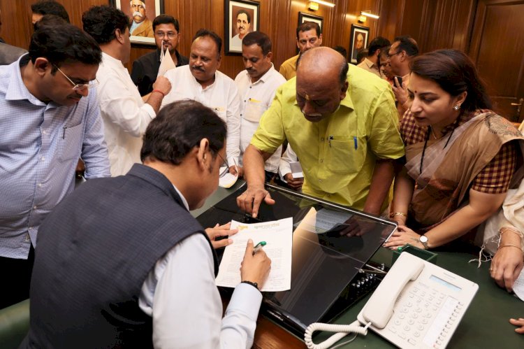 *माजी मंत्री ढोबळे यांच्या मागणीची शासनाकडून दाखल*  *आण्णाभाऊ साठे यांच्या द्देजयंती उत्सव मिरवणुकीसाठी मिळाला वेळ वाढवून  *अनुयायांमधून बहुजन रयत परिषदेचे कौतुक अन् सरकारचेही मानले आभार*