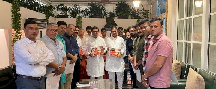 *मनसे नेते दिलीपबापू धोत्रे यांच्या कार्यअहवालाचे प्रकाशन* .  .*शिवतीर्थ मुंबई येथे राज ठाकरे यांनी शाबासकी देत केले प्रकाशन*  *निवड होऊन दोन वर्षेत केले पक्षवाढीसाठी मोठे कार्य*