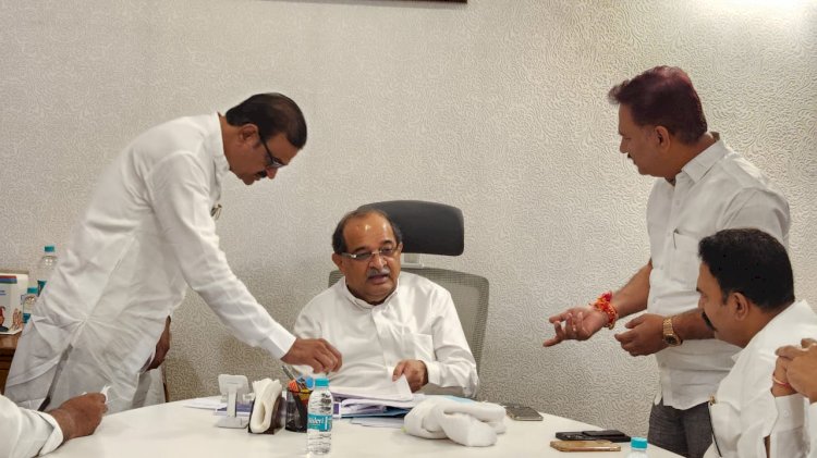 *जनावरांच्या चाऱ्याचा प्रश्न सोडविण्यासाठी चेअरमन अभिजीत पाटील यांचा पुढाकार*  *पालकमंत्री ना. विखे पाटील यांची भेट घेत पंढरपूर मंगळवेढा भागात चारा डेपो सुरू करण्याची केली मागणी*