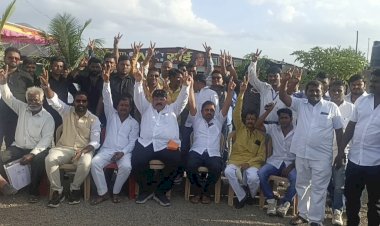 *मोहोळ पंढरपूर विधानसभा मतदार संघातील राजकारण तापले*   *मतदार संघातील शेकडो कार्यकर्त्यांचा राजू खरे यांना पाठिंबा*  *छ. राजर्षी शाहू महाराज बहु. संस्थेच्या वतीने जंगी सत्कार*