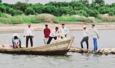 *अवैध वाळू वाहतूकीवर पंढरपूर महसूल प्रशासनाची कारवाई सुरूच!*  *परत एकदा कटरच्या साहाय्याने 9 होड्या केल्या निकामी*     *तहसिलदार बेल्हेकर यांच्या मार्गदर्शनाखाली कारवाई*