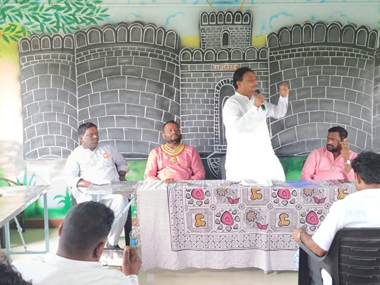 *सत्यासाठी संघर्ष करणाऱ्या  राज ठाकरे यांनाच जनतेतून मिळणार कौल*  *आगामी लोकसभा आणि विधानसभा निवडणुकीच्या  मोडनिंब येथील बैठकीत मनसेचे नेते दिलीप धोत्रे यांचा विश्वास*