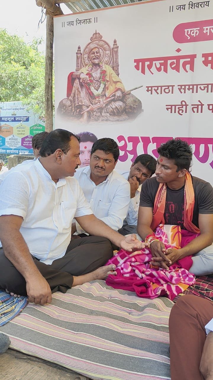 *आ. समाधान आवताडे यांचेकडून तोडगा काढण्याचे आश्वासन*  *अधिकारी यांचेसमवेत घेतली पंढरीतील मराठा आंदोलनकर्त्याची भेट*