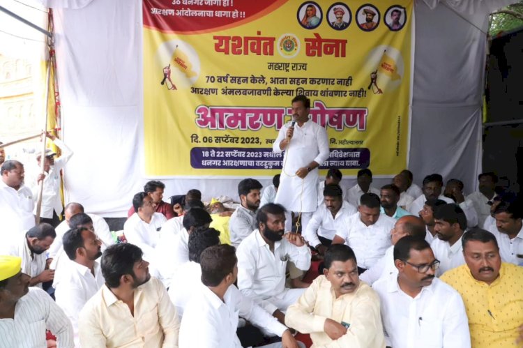 *चेअरमन अभिजीत पाटील यांचा चौंडी येथील उपोषणास  पाठिंबा दिला*  पंढरपूर व मंगळवेढ्यातील धनगर समाजातील नेत्यासोबत दिली उपोषण स्थळी भेट