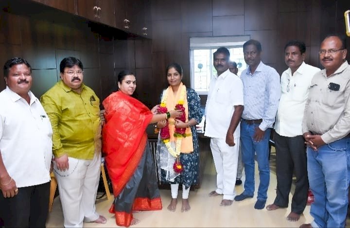 *खरे दांपत्याकडून स्पर्धा परीक्षेतील यशस्वी वृषाली नामदेव सरवदे हीचा सन्मान*  *पेनूरच्या शाळेसाठी ११लाखाची गिफ्ट*