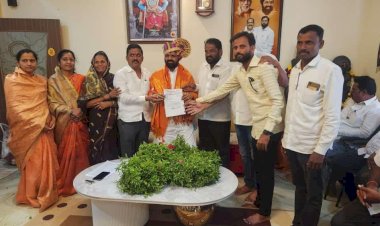 *शिवसेना आ. भरतशेठ गोगावले यांची साठे बंधूंच्या निवासस्थानी भेट*  *लक्ष्मी टाकळी ग्राम सचिवालय इमारतीसाठी दोन कोटींचा टाकला शब्द*