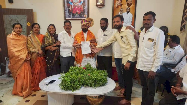 *शिवसेना आ. भरतशेठ गोगावले यांची साठे बंधूंच्या निवासस्थानी भेट*  *लक्ष्मी टाकळी ग्राम सचिवालय इमारतीसाठी दोन कोटींचा टाकला शब्द*