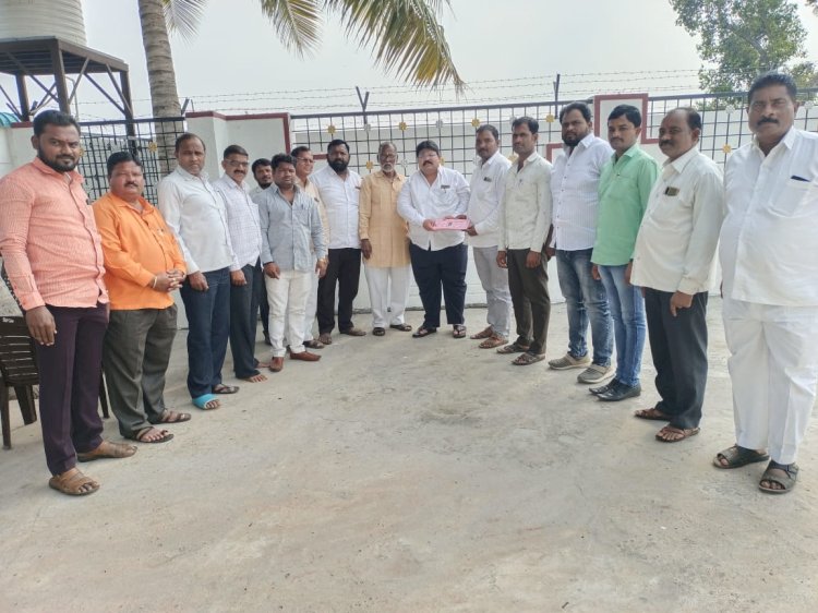 *उद्योजक राजू खरे यांचेकडून मैदानी खेळालाही प्रोत्साहन*  *कुरुल येथे 71हजार तर पाटकुल येथील कुस्तीसाठी रोख बक्षीस जमा*