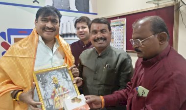 *सोलापूर नमो विकास रथाचे श्रीकांत भारती यांचेकडून कौतुक*  *राजेश मुगळे यांचे नाव सोलापूरमधून आघाडीवर*