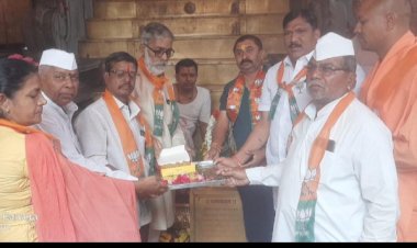 *पंढरपूर भाजपा कार्यकर्त्यांनी पेढे वाटून केला आनंदोत्सव साजरा..*..  *रणजितसिंह नाईक निंबाळकर यांना माढा लोकसभा उमेदवारी जाहीर* ...