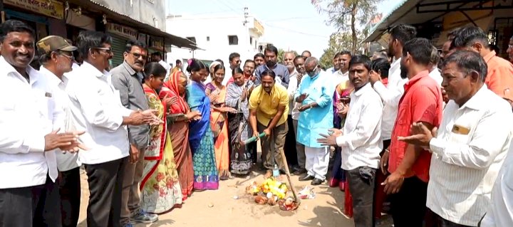 *लक्ष्मी टाकळी भागातील विकासासाठी आ. आवताडे यांनी मिळविला निधी*  *मंगळवेढा बाजार समितीचे माजी सभापती सोमनाथ आवताडे यांच्या हस्ते पार पडले भूमिपूजन*