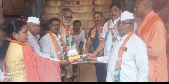 *पंढरपूर भाजपा कार्यकर्त्यांनी पेढे वाटून केला आनंदोत्सव साजरा..*..  *रणजितसिंह नाईक निंबाळकर यांना माढा लोकसभा उमेदवारी जाहीर* ...