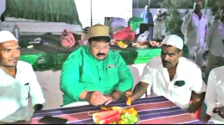 *अकोलेकाटी येथे शिवसेनेच्यावतीने इफ्तार पार्टी संपन्न* *मुस्लिम बांधवांकडून राजाभाऊ खरे यांच्या आमदारकीसाठी प्रार्थना*