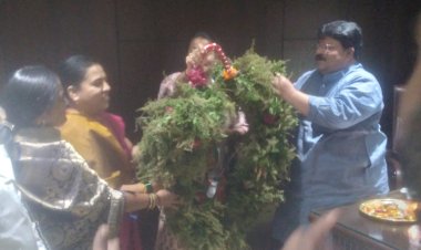 *आ.प्रणिती शिंदे यांनी घेतली राजू खरे यांची भेट*  *पंढरपूर ,मोहोळ आणि उत्तर सोलापूर भागात खरे यांची ताकद मोठी*