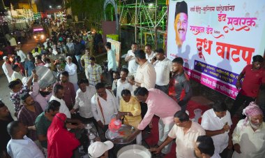 *रमजान ईद निमित्त अभिजीत पाटील मित्र परिवार यांच्या वतीने दुध वाटप*  *चेअरमन अभिजीत आबा पाटील यांनी विठ्ठल परिवारांची जपली परंपरा*  *रमजान ईदनिमित्त सामाजिक सलोख्याचे दर्शन पाटील यांच्यात दिसून आले*