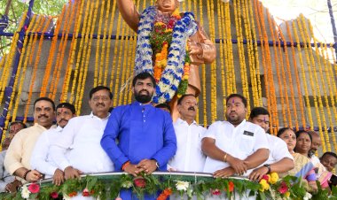 *दीनदलित समाज डॉ. बाबासाहेब आंबेडकर यांच्या संविधानामुळेच समाजाच्या मुख्य प्रवाहात*  *डॉ. बाबासाहेब आंबेडकर यांना आमदार राम सातपुते यांनी केले अभिवादन*  सोलापूर / प्रतिनिधी