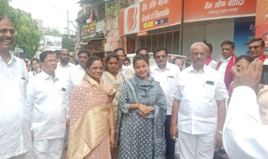 *भगवान महावीर जयंती निमित्त आ.प्रणिती शिंदे यांनी दिगंबर जैन मंदिरात जाऊन घेतले दर्शन*