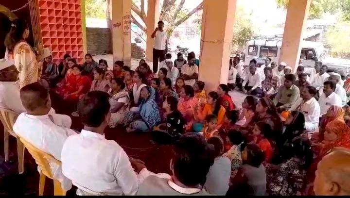 *शेतकऱ्यांच्या मूळावर उठलेल्या भाजपला मुळासकट उपटून टाका*  *आ.प्रणिती शिंदे यांची गावभेटीवेळी टीका*